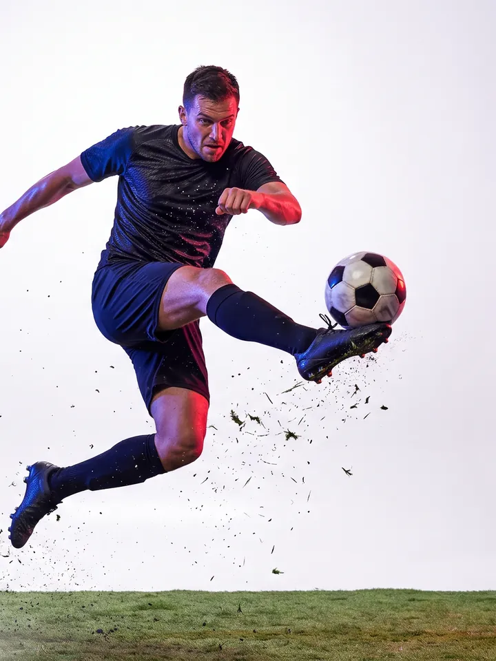Jogador de futebol chutando a bola